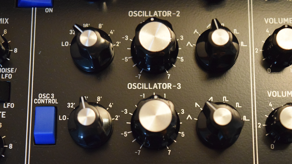 "OSCILLATOR BANK"にあるオシレーター2と3のノブ