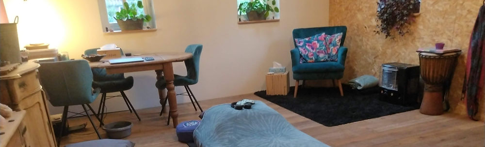 De warme, rustige therapieruimte voor trauma- en rouwbegeleiding”