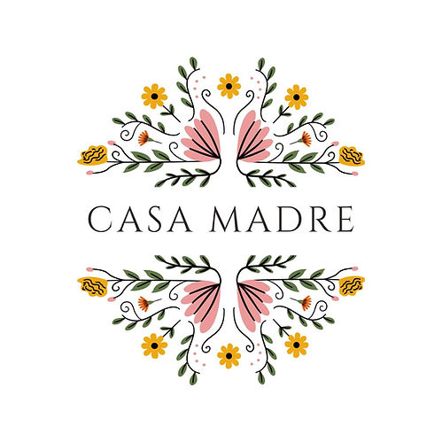 Logo da Casa Madre, que possui flores nas cores rosa e amarela com folhas verdes e o texto CASA MADRE no centro