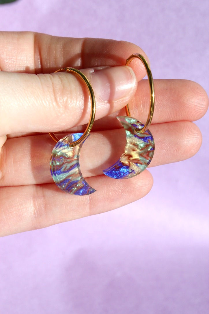 1x Swirl Moon Pendant