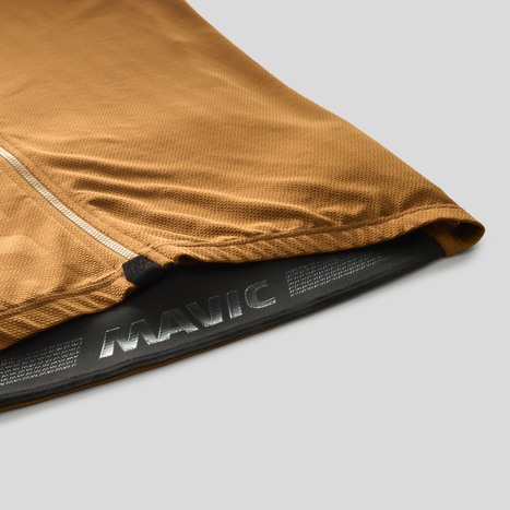 Gros plan sur le bas d’un maillot cycliste doré Mavic avec logo