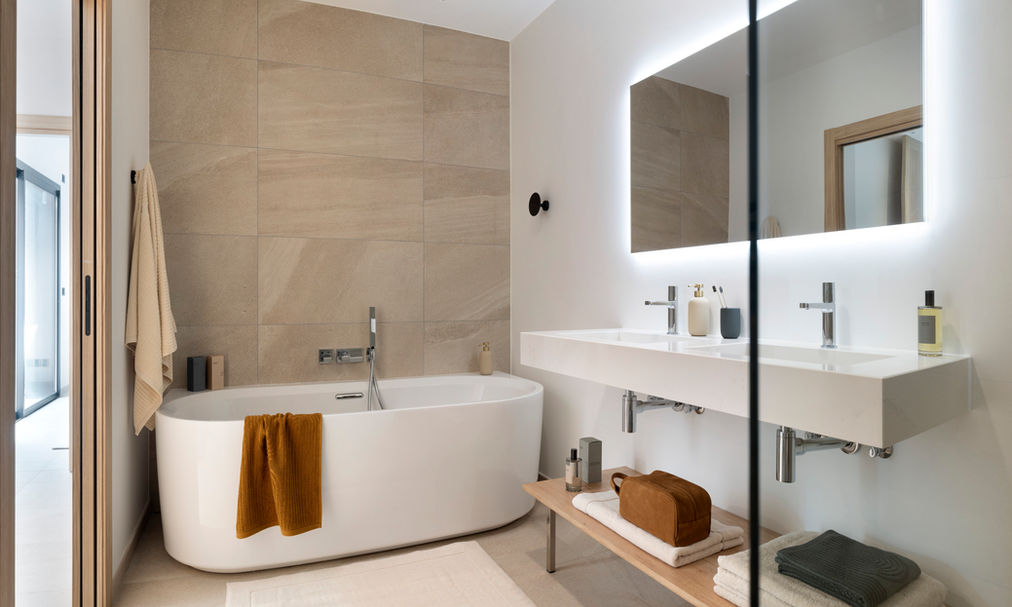 Salle de bain moderne avec baignoire îlot