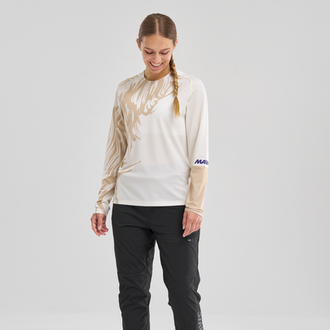 Portrait femme portant un haut beige et noir de la collection Mavic