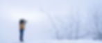 un photographe en action au milieu de la neige