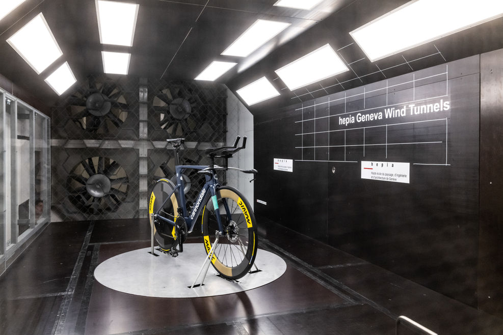 Vélo de route Mavic testé en soufflerie aérodynamique