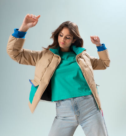 Portrait femme en t-shirt vert et veste beige Degré7
