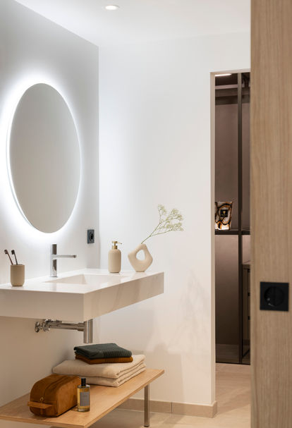 Salle de bain contemporaine avec double vasque éclairée