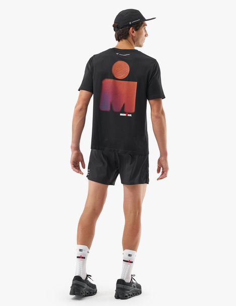 Homme en t-shirt Compressport noir avec imprimé rouge dégradé, vu de dos
