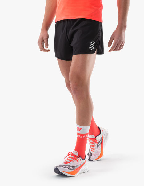 Gros plan short Compressport noir et chaussures rouges