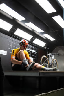 Cycliste se préparant sur home trainer dans un studio d’entraînement