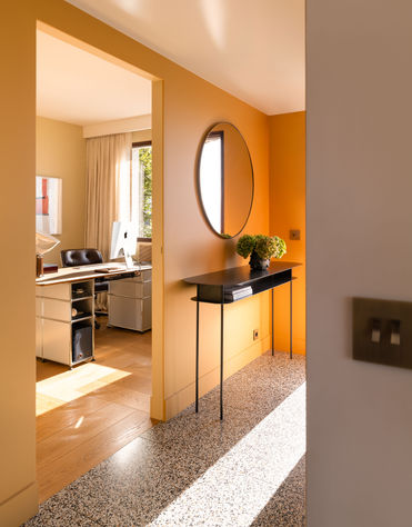 Couloir design avec miroir rond et bureau lumineux — photo intérieur Studio Bergoend.