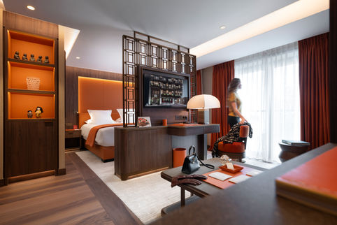 Chambre premium de l’Hôtel Maya à Courchevel, photographie hôtelière mettant en valeur le design et le confort