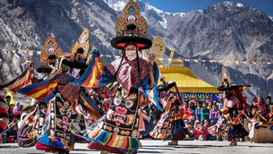 Celebrated mainly by the Monpa tribe in regions like Tawang, Losar marks the Tibetan New Year. The festival is filled with vibrant masked dances, prayers in monasteries, and rituals to ward off evil spirits. Homes are cleaned and decorated, symbolizing a fresh beginning and spiritual renewal.