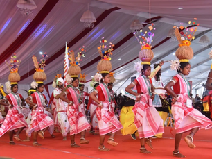 Performed mainly by women, Sua dance is a graceful folk dance where participants sing and dance around a symbolic parrot (sua), reflecting themes of love, nature, and daily life.