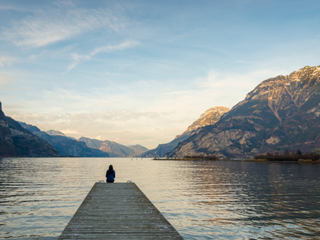 Een rouwend persoon die de stilte opzoekt