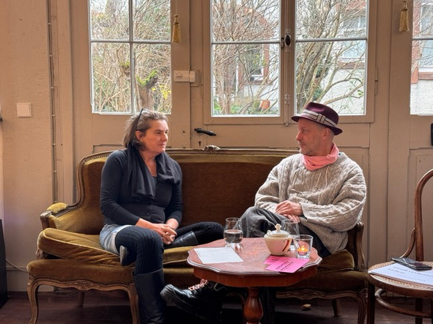 ulla Mueller-otto Freii im Gespräch am Kaffeetisch auf Sofa