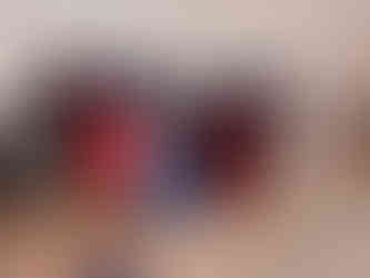 Requisiten-Kleindung auf Stühlen