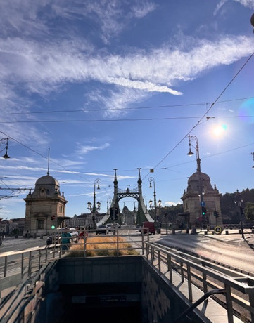 Brücke in der Sonne über einen Fluss in Budapest