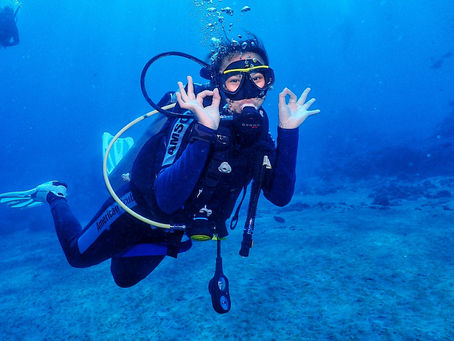 Hand Signal in Emergency When Diving