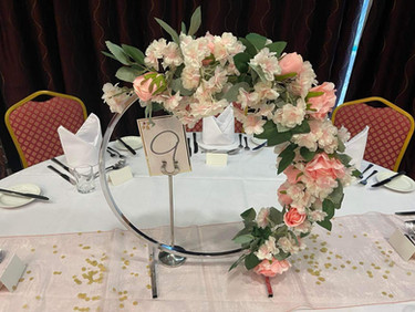 hoop-table-centerpiece-with-flower-garland