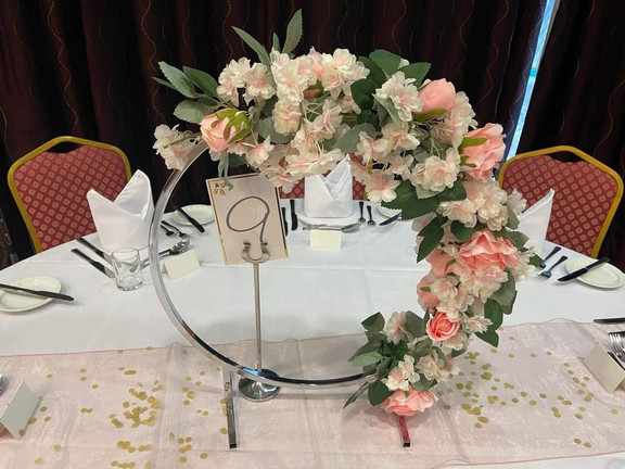 hoop-table-centerpiece-with-flower-garland