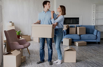 happy-couple-at-home-on-moving-out-day_e