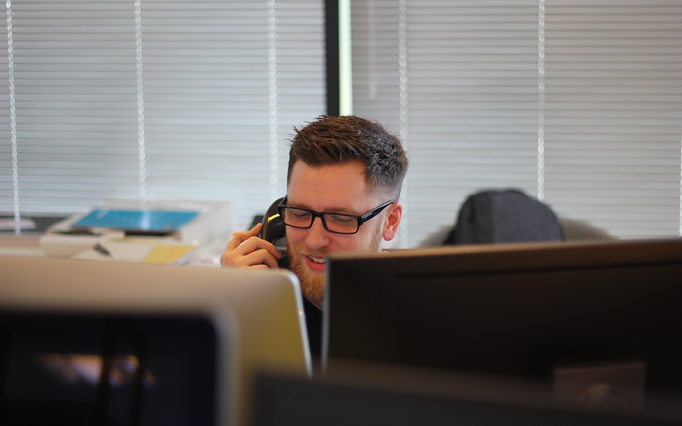 Um homem em um escritório falando ao telefone