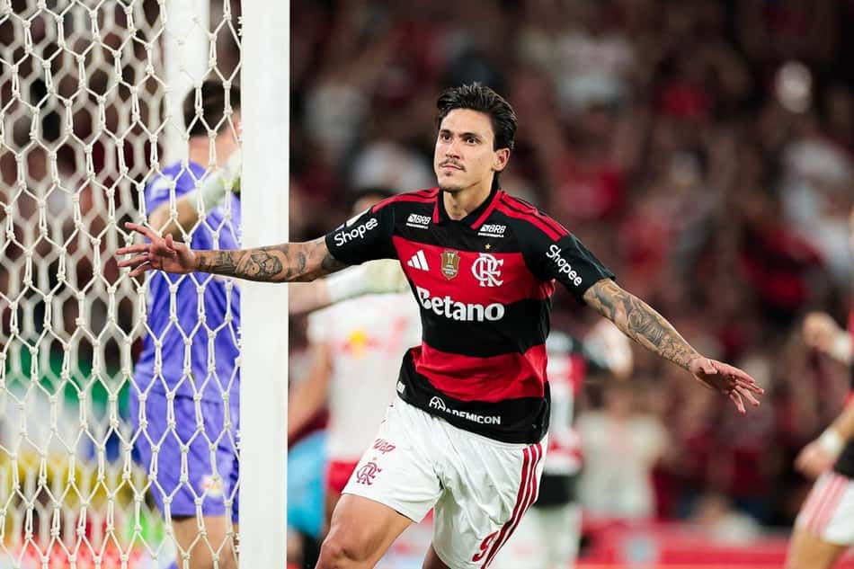 Flamengo vence o Bragantino no Maracanã e abre três pontos sobre o Palmeiras na liderança do Brasileirão