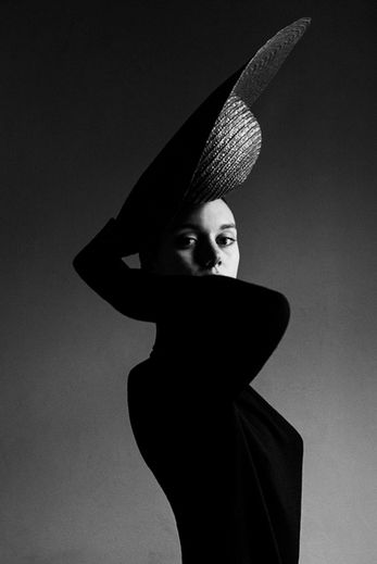 Portrait of a feminine silhouette with a large hat