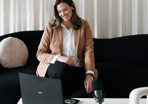 Portrait of licensed therapist, Lauren Veazev providing online individual therapy