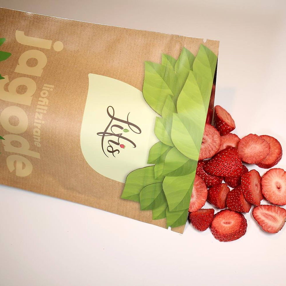 Fotografija pakiranja liofiliziranih LIFIS jagod, ki je odprta in ven gleda nekaj rezin jagod.