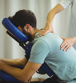 Massage im Stuhl im Sitzen