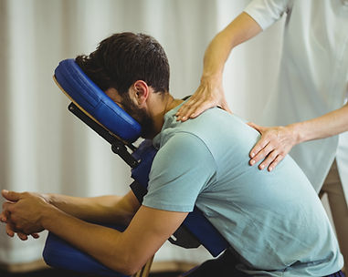 Le massage assis est un massage profond du dos