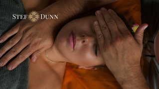 Reiki healing session showing hands above body in a calm therapy setting supporting nervous system relaxation