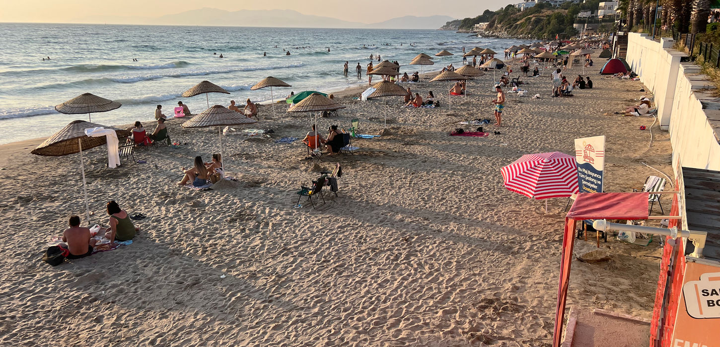 Ada Park Otel  Kadınlar Denizi Plajda güneşlenen insanlar ve şemsiyeler