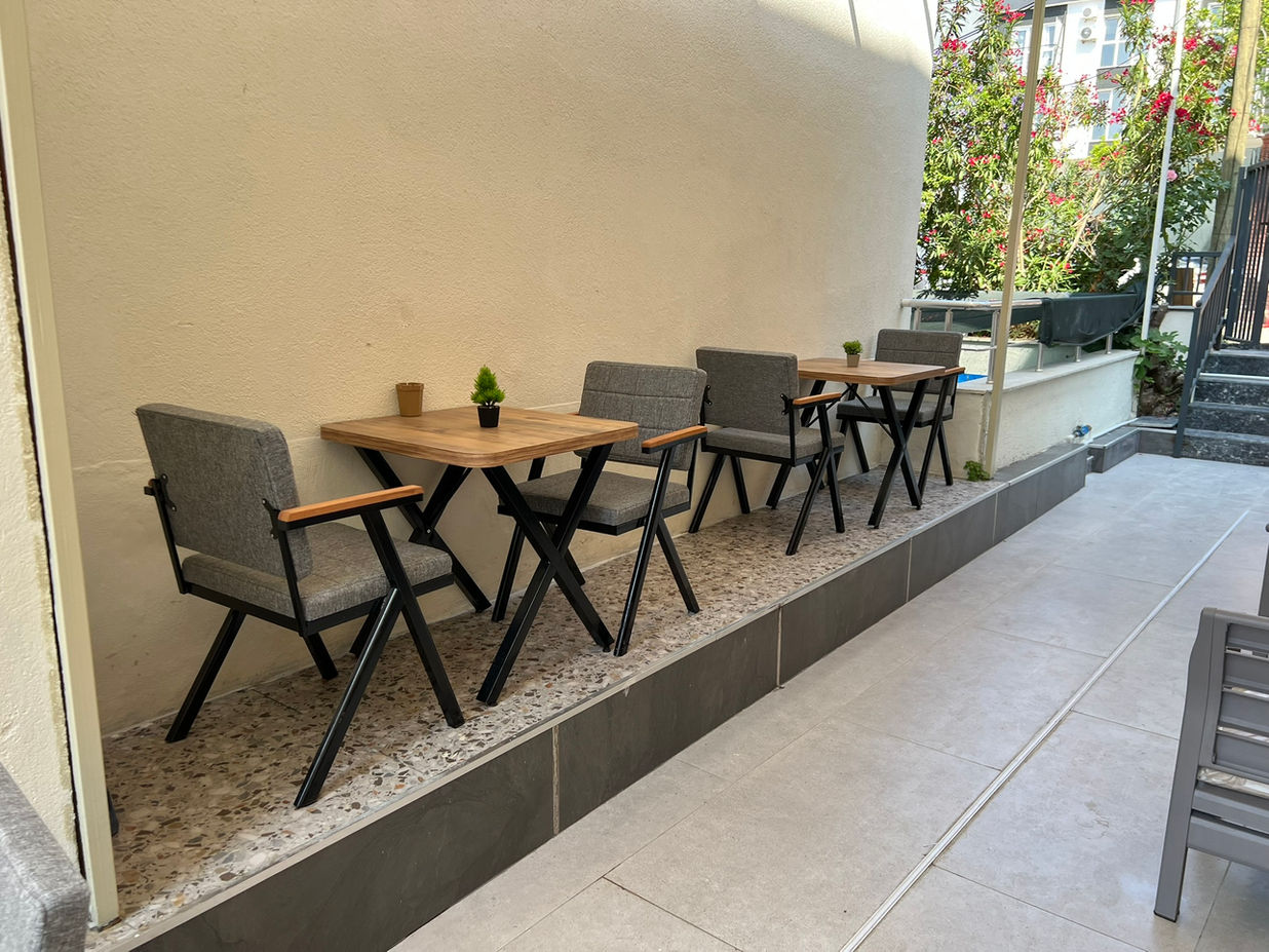 Ada Park Otel Otel bahçesindeki ahşap masa ve sandalyeler