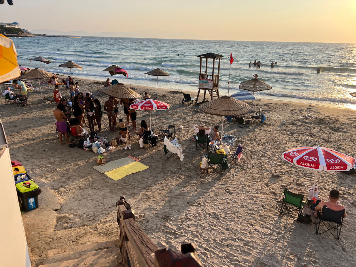 Ada Park Otel Kadınlar Denizi Plajda güneş batımı, insanlar ve şemsiyeler
