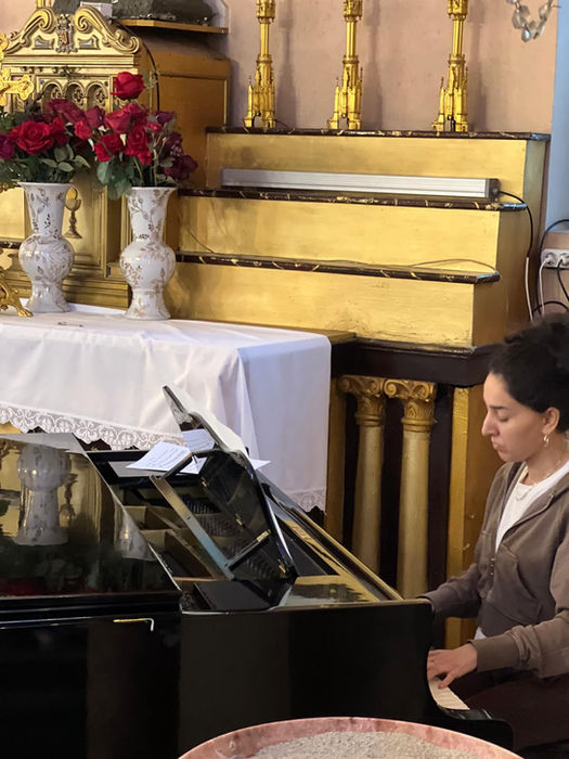 Kadın kilisede piyano çalıyor