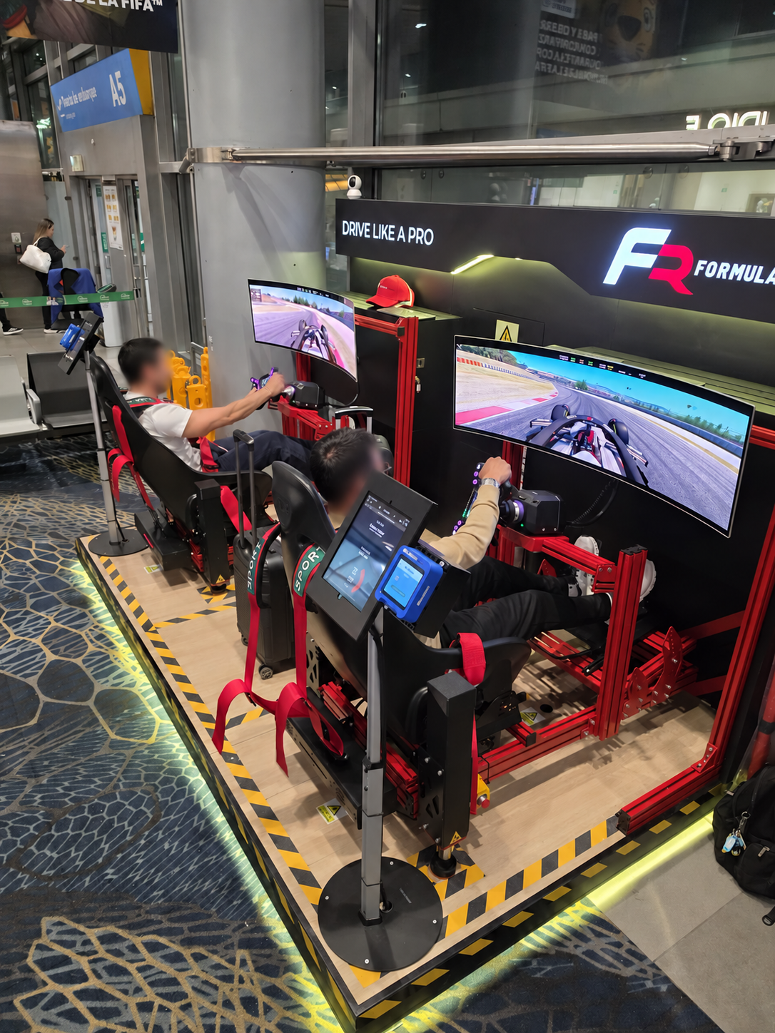 Viajeros utilizando simuladores Formula Racings en El Dorado