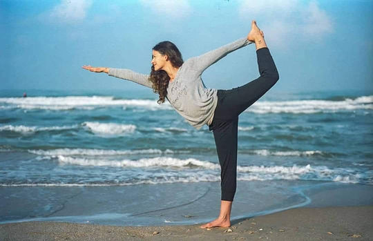 דריה איל מתרגלץ יוגה על חוף