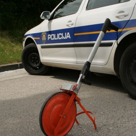 Nalet na konja kod Otočca: Mladić teško ozlijeđen, policija traga za vlasnikom životinje