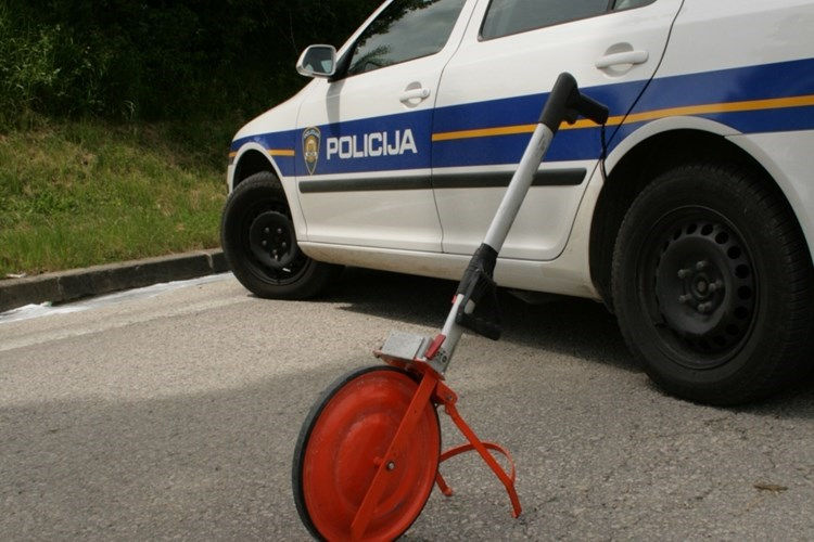 Nalet na konja kod Otočca: Mladić teško ozlijeđen, policija traga za vlasnikom životinje