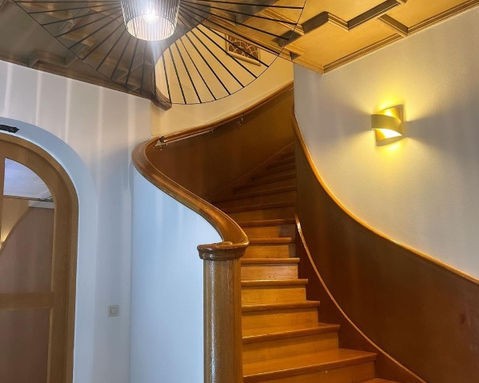 Snyggare tak och vackrare trappa får man leta efter. Välkommen till Ewa & Maude - det lilla hotellet i Änggården