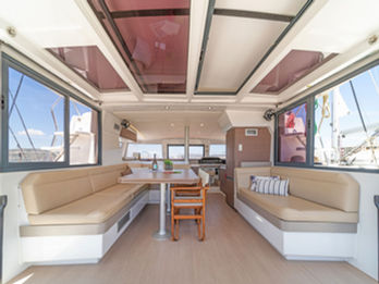 Bali 4.1 main saloon with generous dining table and bright, airy atmosphere.