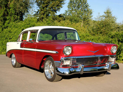 Voiture de collection rouge et blanche
