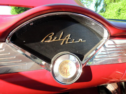 Tableau de bord d'une voiture de collection rouge