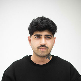 Fırat Gümüştekin film yönetmeni siyah tişörtlü vesikalık portre