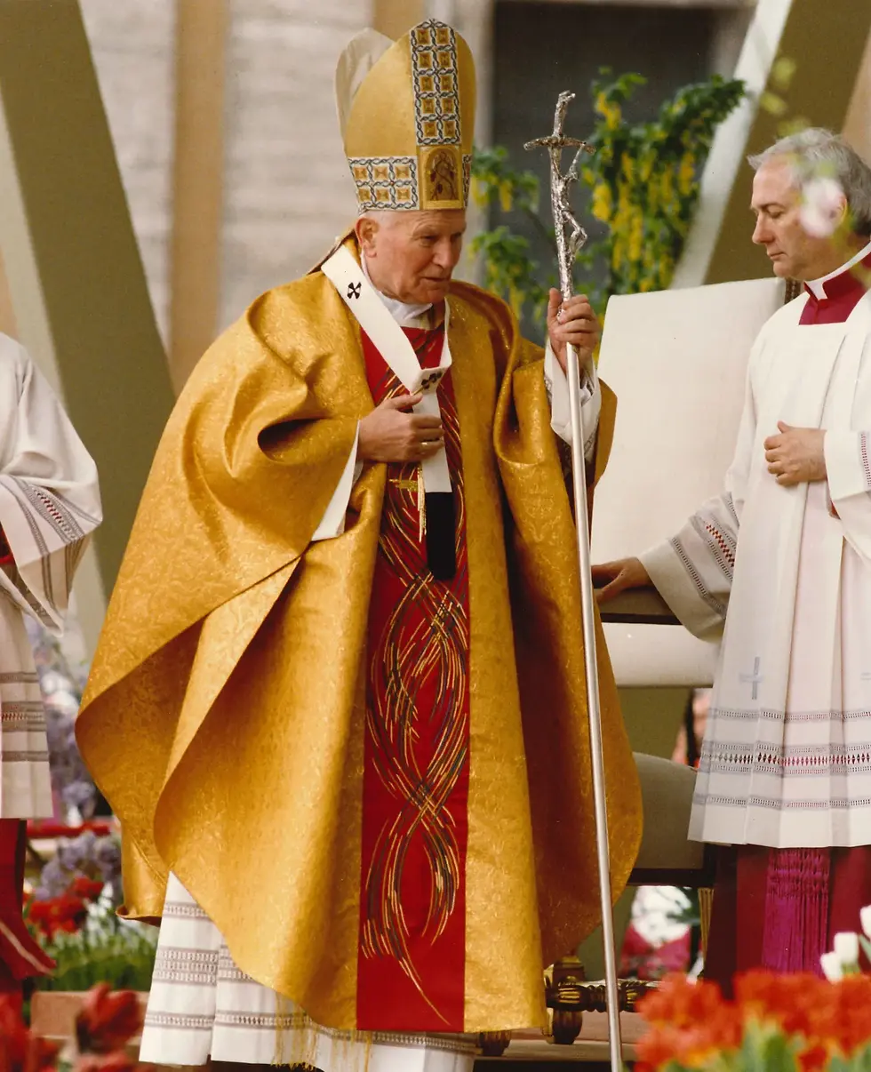 Gold sun robes and a fish hat straight out of Dagan’s closet — relax, folks, pure coincidence.