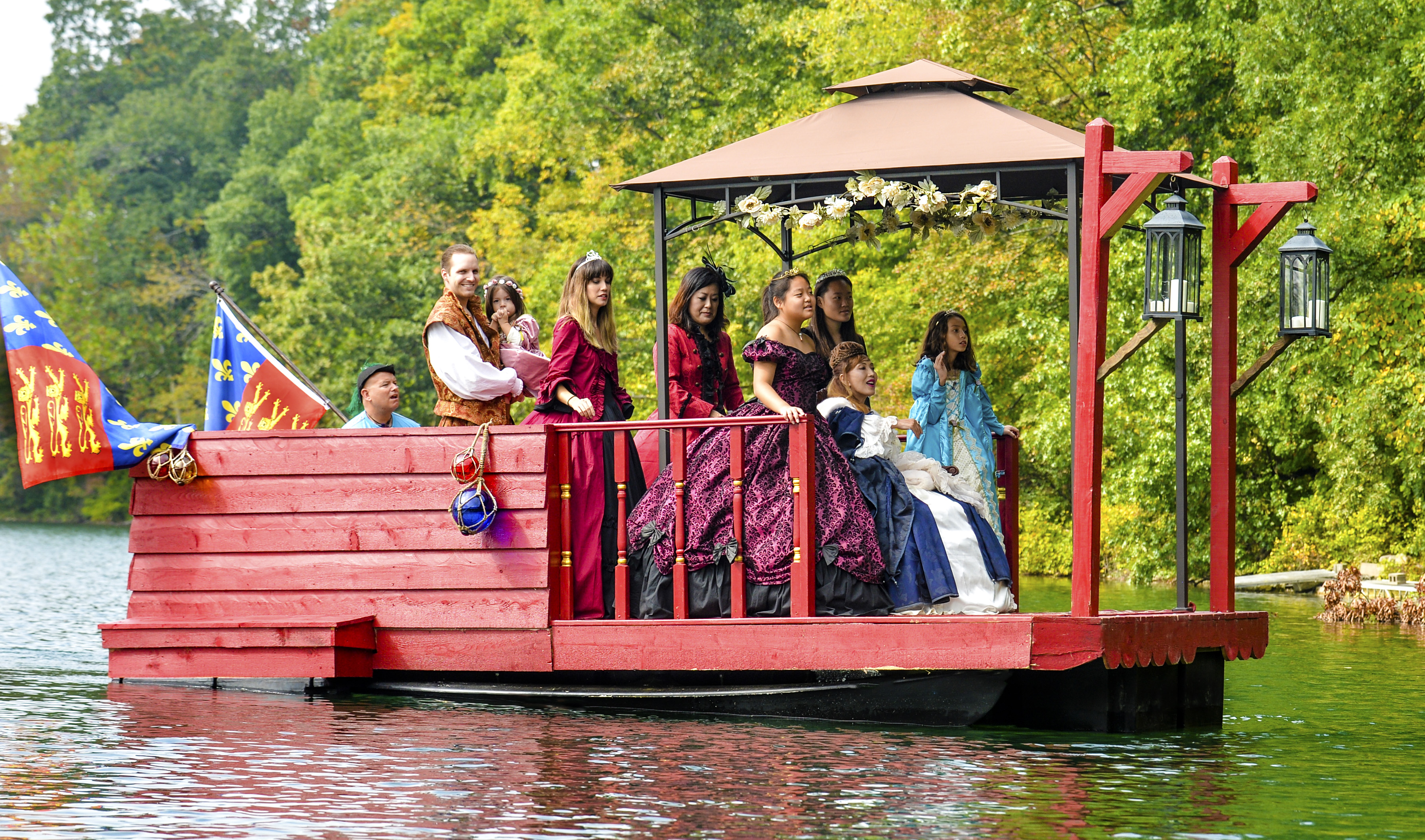 THE QUEENS BARGE