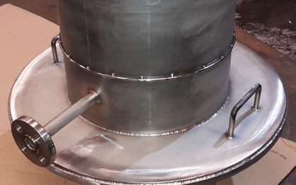 Welded stainless steel cylindrical pipe component with flange connection